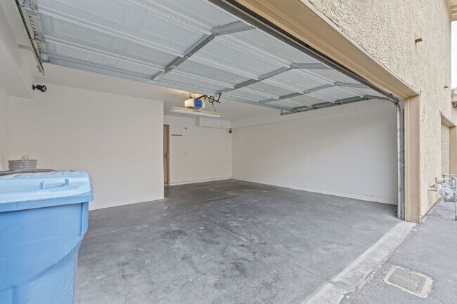Building Photo - "Charming 3-Bedroom Townhouse Oasis with 2 Full Baths in Las Vegas – 1220 Sq Ft of Comfortable Li...
