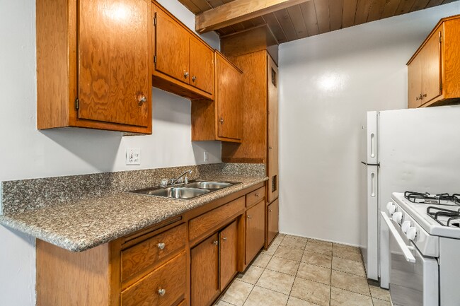 Building Photo - 826 S Grand View St