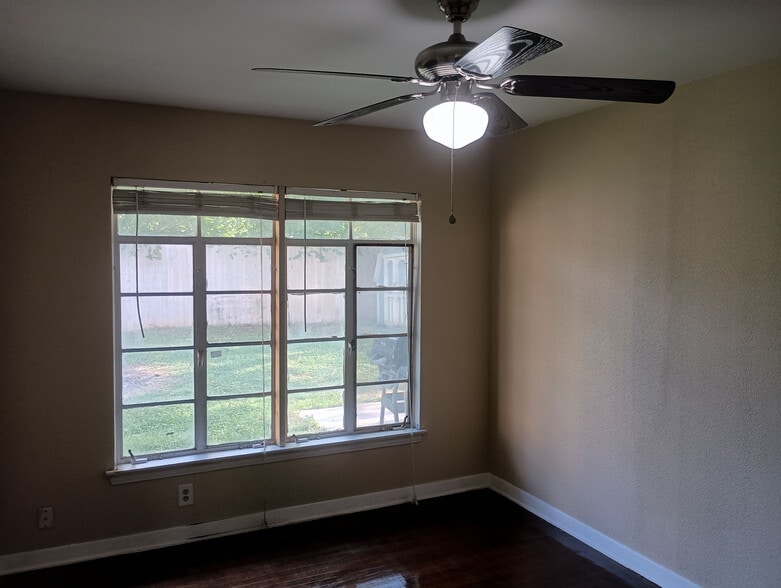 Building Photo - Room in Single Family Home on Brettonwood Dr