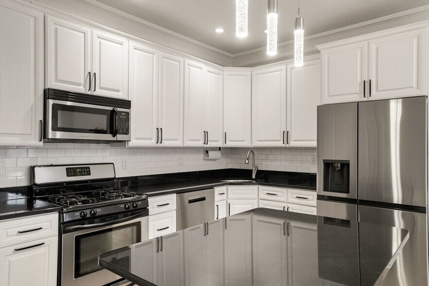 Building Photo - 703 E 4th St