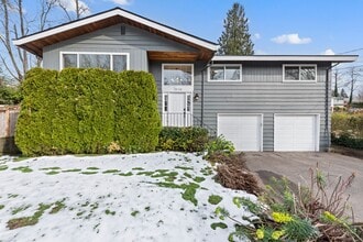 Building Photo - Beautiful 3 bed/2.5 bath Split Level Home – Close to Boeing & The Landing