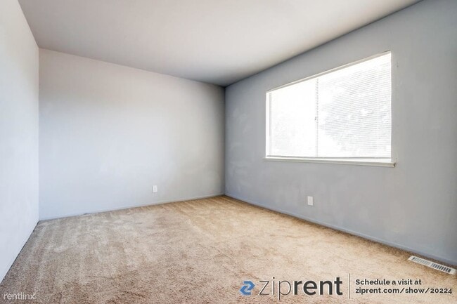 Building Photo - 2 br, 1 bath Townhome - 7384 Franklin Blvd...