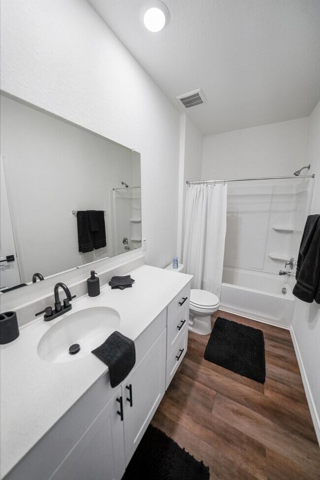 Building Photo - Beautifully Maintained Single-Story Home i...