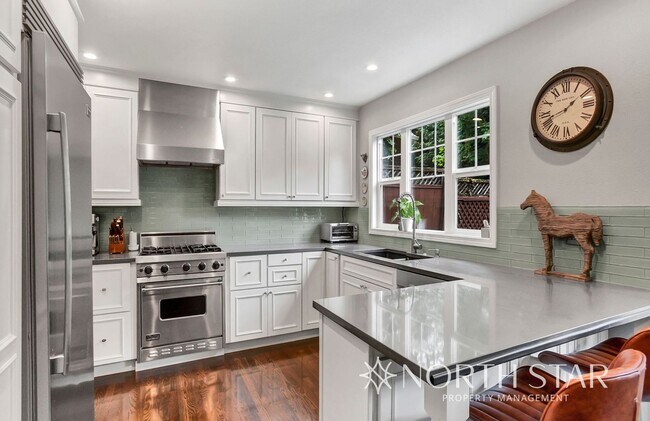 Building Photo - $1000 Off First Months Rent in Lake Oswego