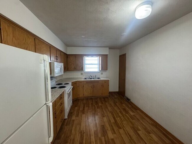 Building Photo - ***6 OR 12 MONTH  LEASE OPTIONS***4BR 2BA Home w/ Central Air • Porch • Great Location in Indepen...