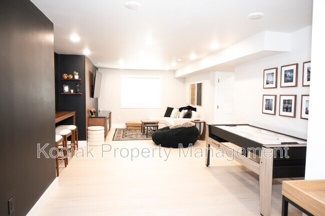 Building Photo - 1364 Petunia Ct