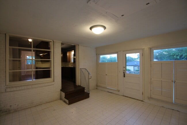 Building Photo - Available-Adorable Large 3 bedroom Home near Downtown!