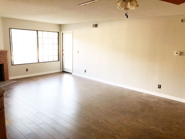 Building Photo - 2 bedroom 2 bathrooms Available NOW