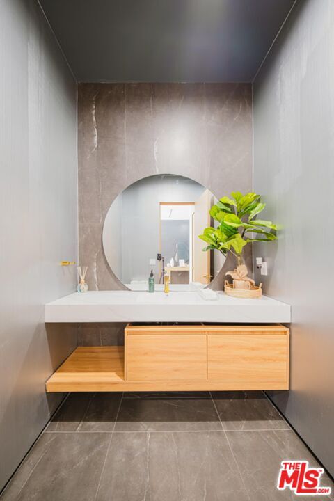 Building Photo - 5141 Varna Ave