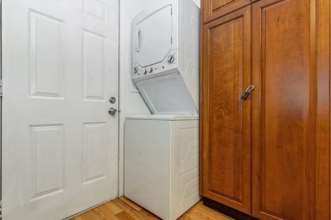 Building Photo - 2459 N Clybourn Ave