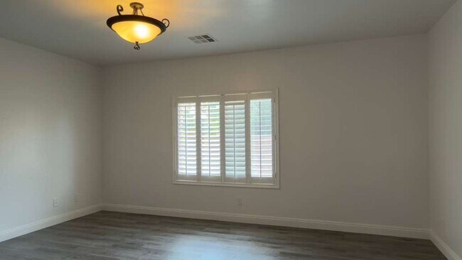 Building Photo - A Perfect Blend of Luxury, Comfort & Style