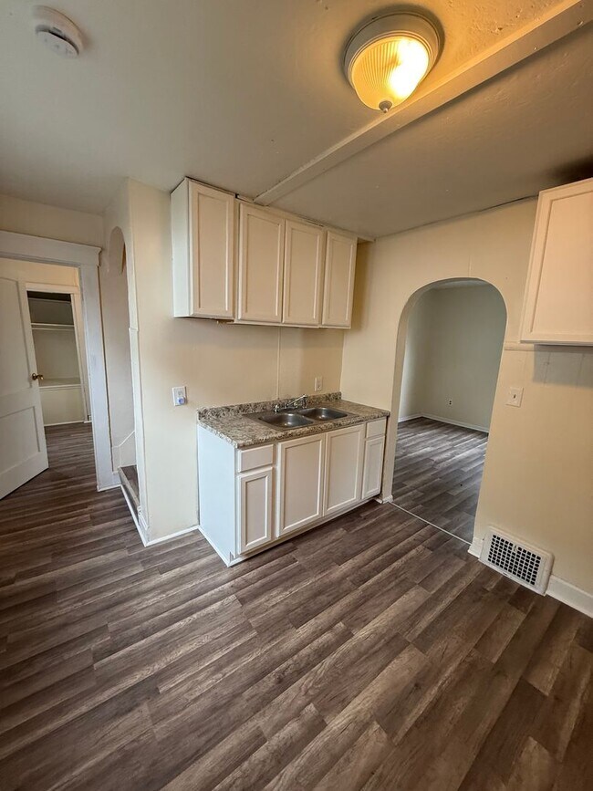 Building Photo - Section 8 Accepted! 4br 2ba Home