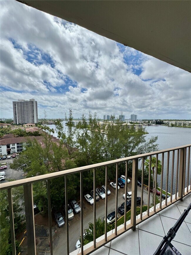 Building Photo - 18151 NE 31st Ct