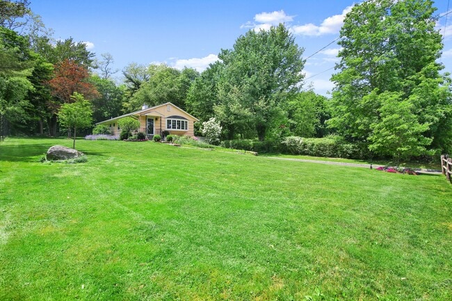 Building Photo - 395 Taconic Rd