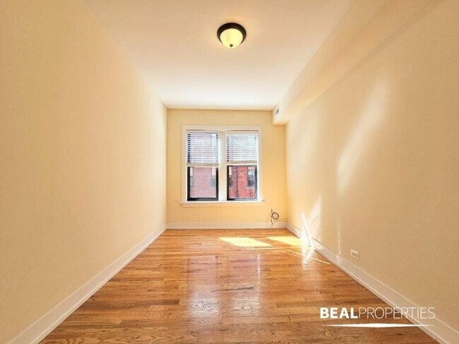 Building Photo - 2 bedroom in CHICAGO IL 60657