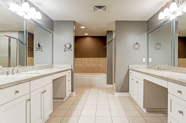 Building Photo - 914 Main St