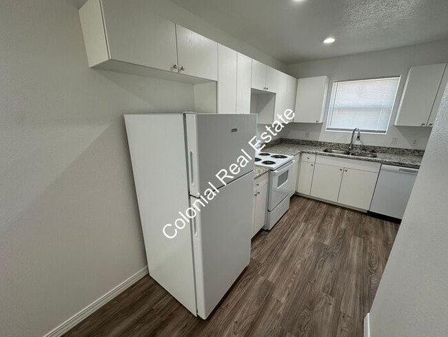 Building Photo - Spacious and updated 2 bedroom 2 bathroom apartment for rent. Central heat and air, granite count...