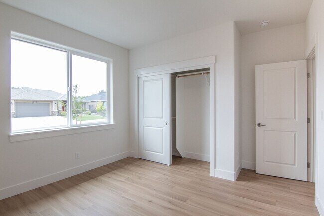 Building Photo - $500 MOVE IN SPECIAL OFF FIRST MONTHS RENT.