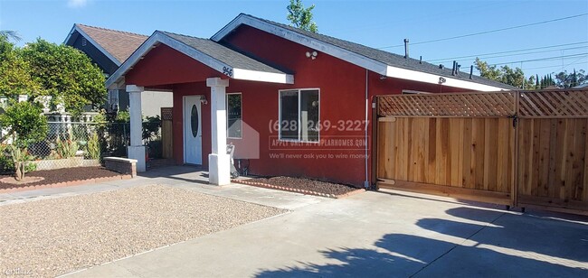 Building Photo - 2 br, 1 bath Duplex - 956 E 55th St -