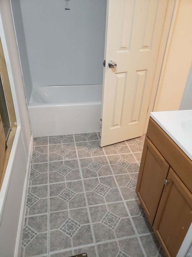 Building Photo - SECTION 8 VOUCHER HOLDERS APPLY NOW! 2 Bed...