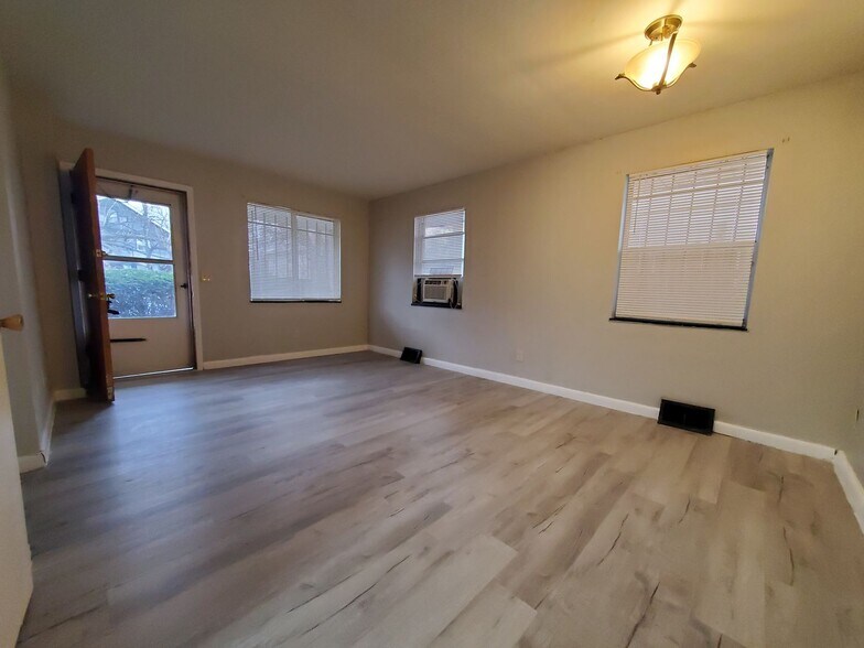 Building Photo - 706 N Broadway St