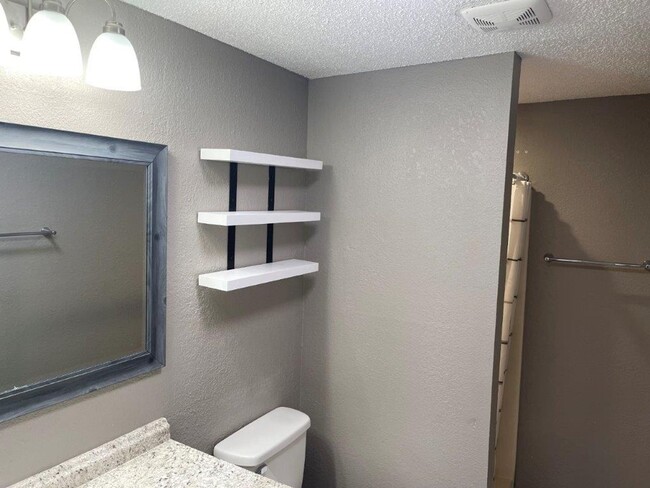 Building Photo - Pets OK! Moore Schools, 2 bed 2 full bath ...