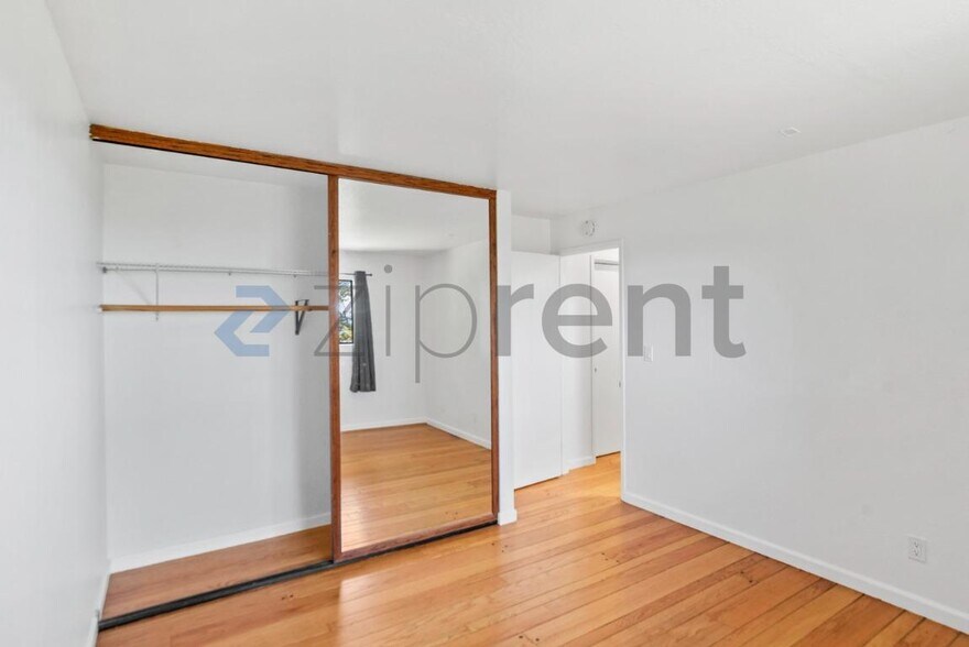 Building Photo - Unit