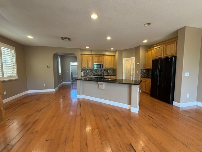 Building Photo - 3 story newer home in great commute location