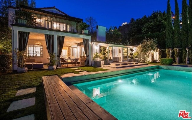 Building Photo - 1514 Sunset Plaza Dr