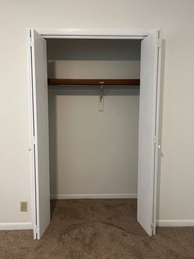 Building Photo - Spacious 2 bdrm/1.5 bath townhome in Cedar...
