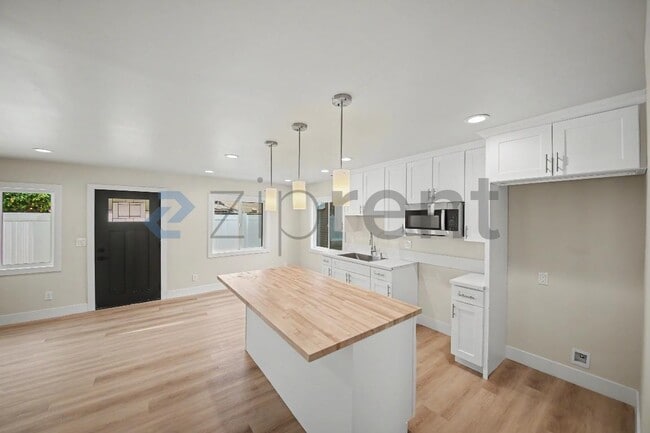 Building Photo - Unit B