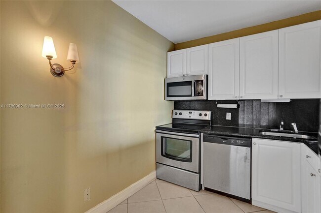 Building Photo - 1455 N Treasure Dr