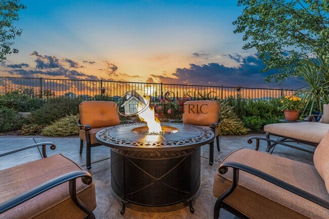 Building Photo - Executive Gated Serrano Golf-Course Home with Views of the 16th Hole!
