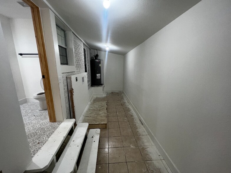Building Photo - 208 Cliffdale Ave