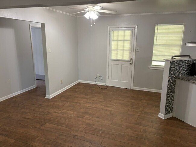Building Photo - Move in Special ! First month 1/2 off!