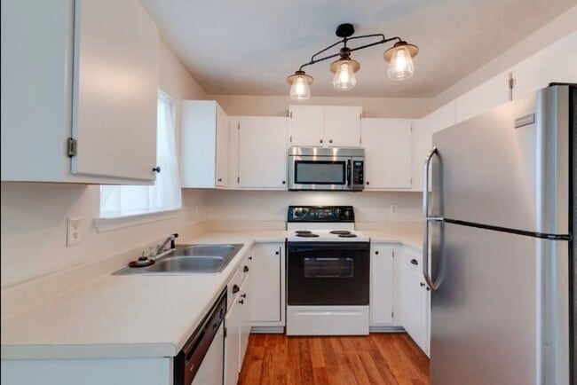 Building Photo - 104 Waterview Dr