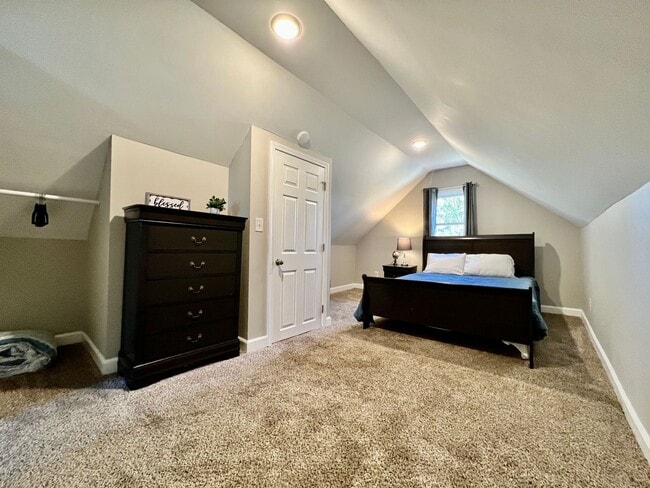 Building Photo - Beautiful 4 BDR Home - Near I-75