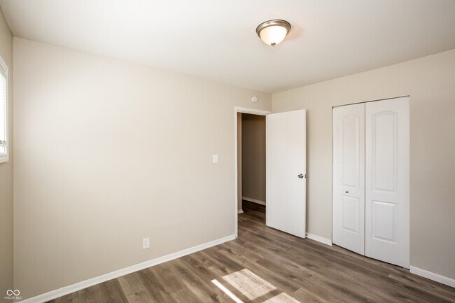 Building Photo - 4851 N Kenyon Dr