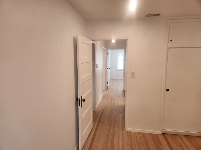 Building Photo - 522 Avalon Dr