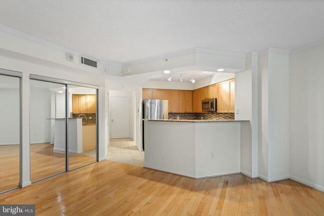 Building Photo - 3101 N Hampton Dr