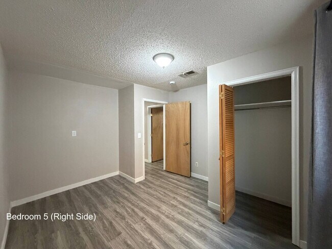 Building Photo - 5-Bedroom Aurora Home with Smart Layout & Private Lower-Level Entrance