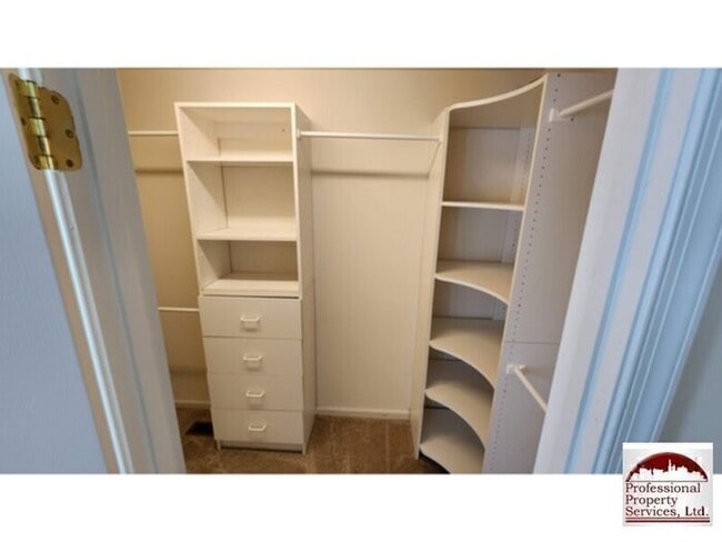 Building Photo - Spacious 3 Level Townhome In Wellington Tr...
