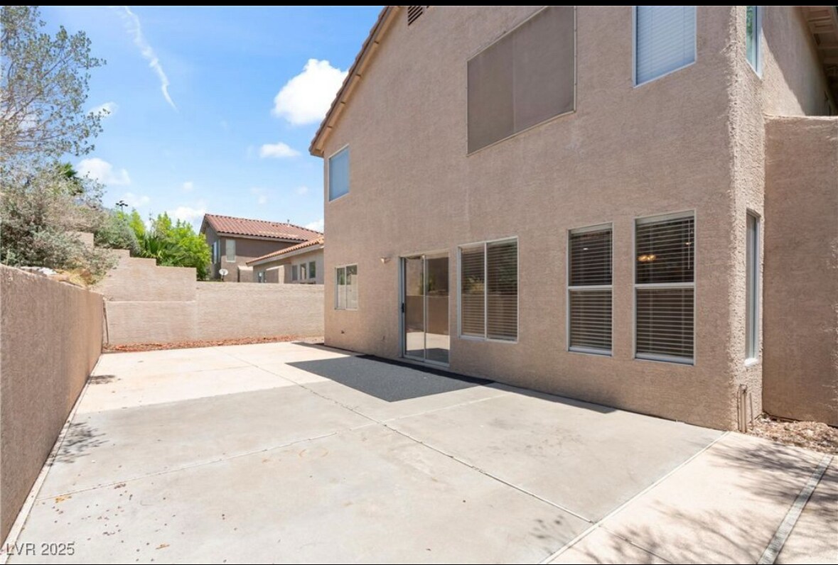 Building Photo - 5 Spur Cross Cir