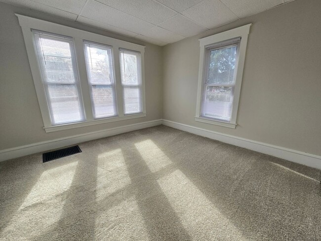 Building Photo - 2 Bedroom Home in Bloomington