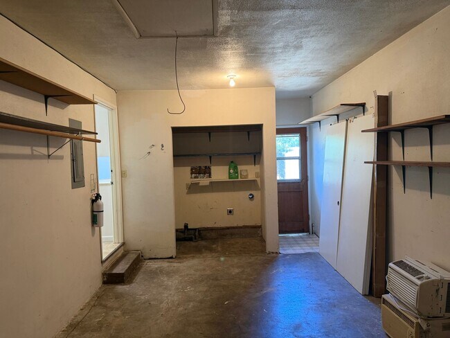 Building Photo - 3-bedroom, 1 bath duplex with garage!