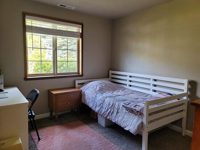 Building Photo - 3 bedroom home in great Keyport location!