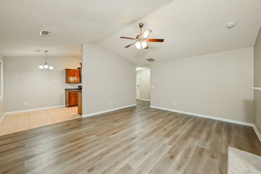 Building Photo - 2120 Crown Park Dr