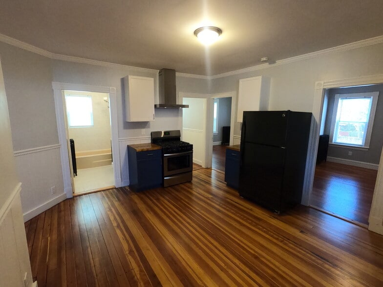 Eat-in Kitchen - 9 Mt Vernon St