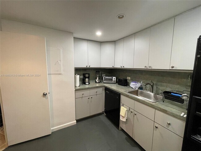 Building Photo - 825 Brickell Bay Dr
