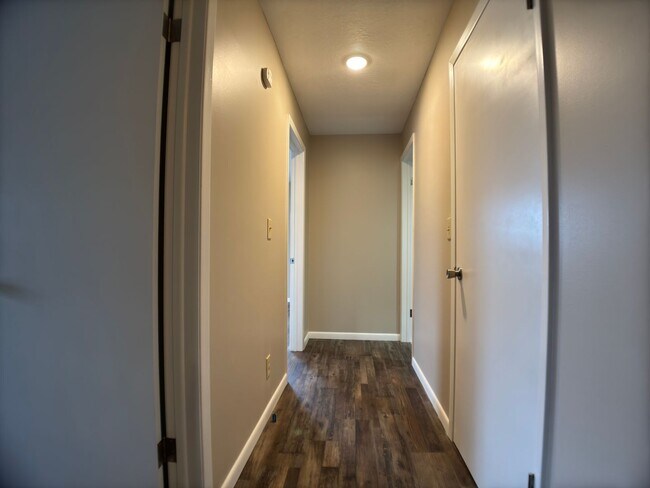 Building Photo - 2 Bedroom, 2 Bath Upper Level Remodeled Ap...